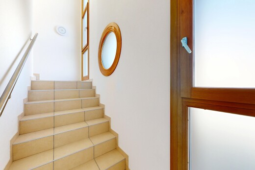 escaliers avec escaliers, cloison sèche, drywall, et inside property