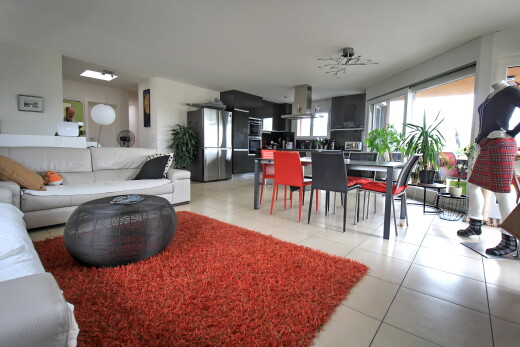 wohn- / esszimmer mit full kitchen, inside property, light floor, gipskartonwand, und drywall