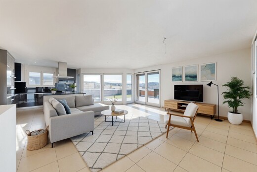 pièce vide avec inside property, light floor, natural light, lumière naturelle, et drywall