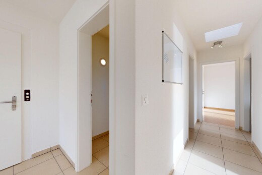 couloir avec sol en carrelage, tile floor, cloison sèche, drywall, et puits de lumière