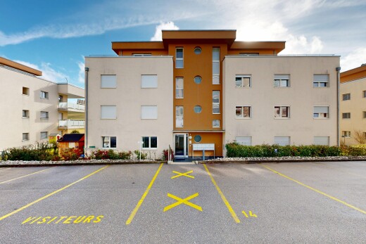 extérieur du bâtiment avec day time, parking, from community, apartment complex view, et vue sur le complexe d'appartements