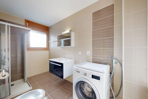 salle de bains avec mur en carrelage, tile wall, salle de bain complète, douche, et lave-linge et sèche-linge