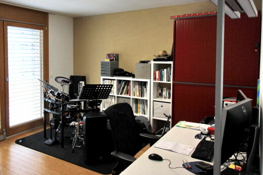 büro mit bürobereich, natürliches licht, natural light, inside property, und holzfußboden
