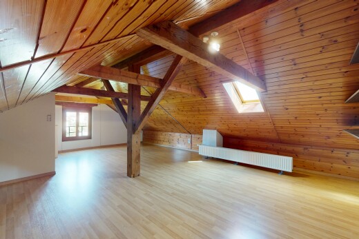 pièce vide avec plafond en bois, wood ceiling, plafond à poutres, beamed ceiling, et sol en finition bois