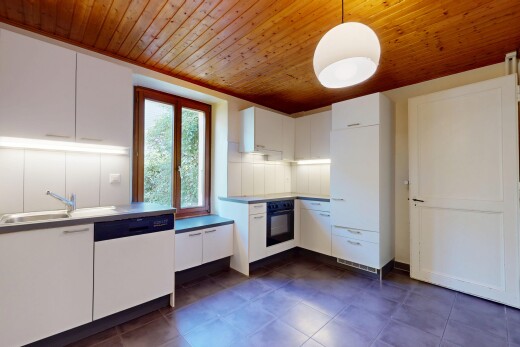 küche mit weiße schränke, natürliches licht, natural light, geschirrspülmaschine, und pendelleuchte