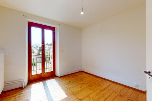 pièce vide avec lumière naturelle, natural light, inside property, sol en finition bois, et wood finish floor
