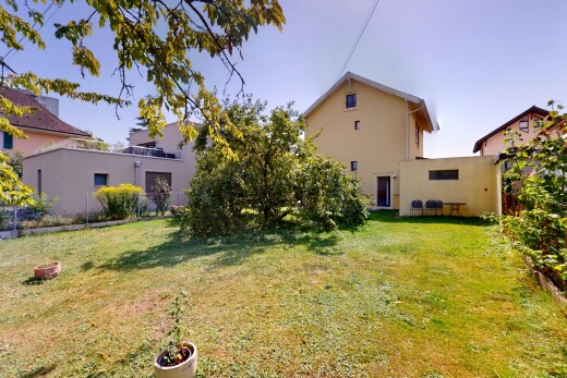 garten mit rasen, day time, und property visible