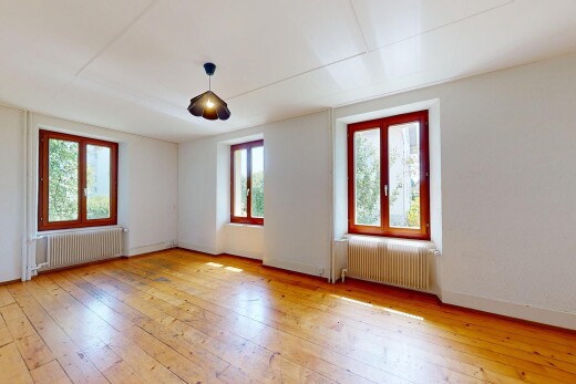 pièce vide avec wood finish floor, sol en finition bois, hardwood floor, baseboards wall, et plinthes murales