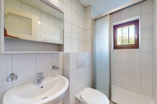 salle de bains avec salle de bain complète, natural light, lumière naturelle, tile wall, et mur en carrelage