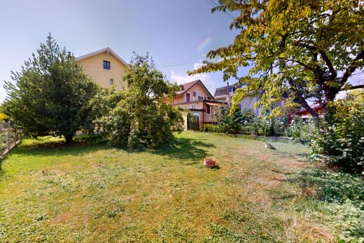 jardin avec pelouse, day time, property visible, et clôture