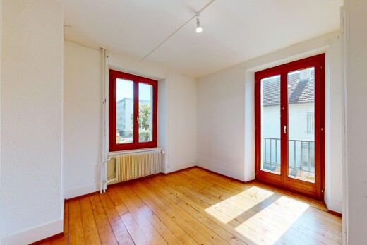 pièce vide avec sol en finition bois, wood finish floor, inside property, hardwood floor, et radiateur