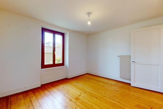 pièce vide avec baseboards wall, plinthes murales, wood finish floor, sol en finition bois, et hardwood floor