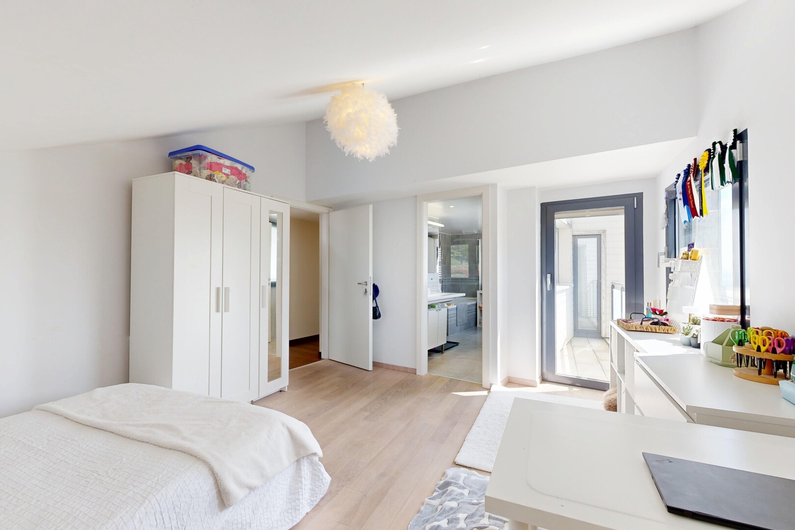 zimmer / schlafzimmer mit wood finish floor, holzfußboden, inside property, light floor, und drywall