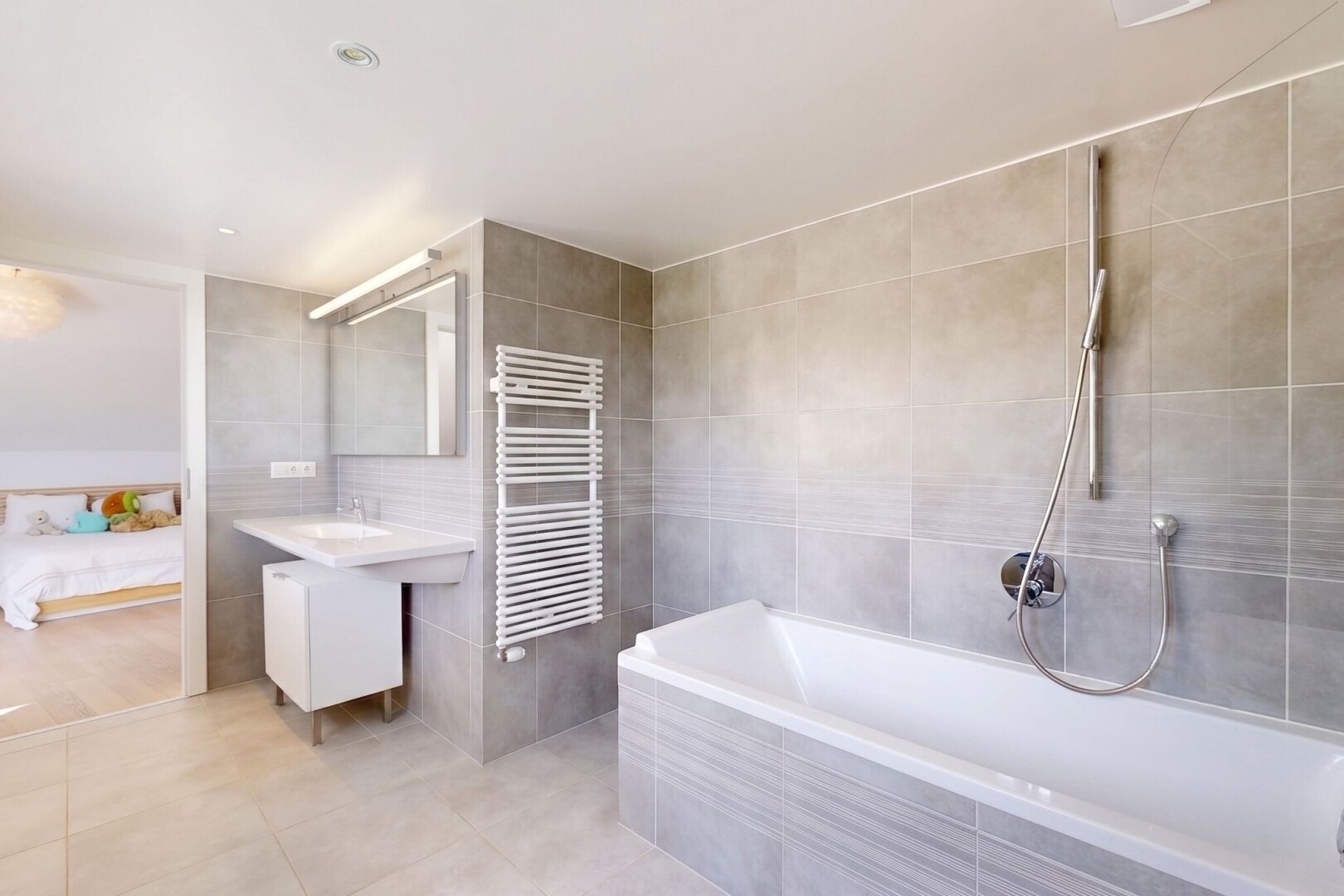 bad mit tile wall, fliesenwand, handtuchwärmer, komplettes badezimmer, und spiegel