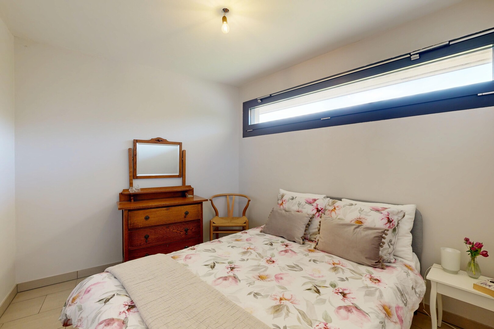 zimmer / schlafzimmer mit inside property, gipskartonwand, drywall, natürliches licht, und natural light
