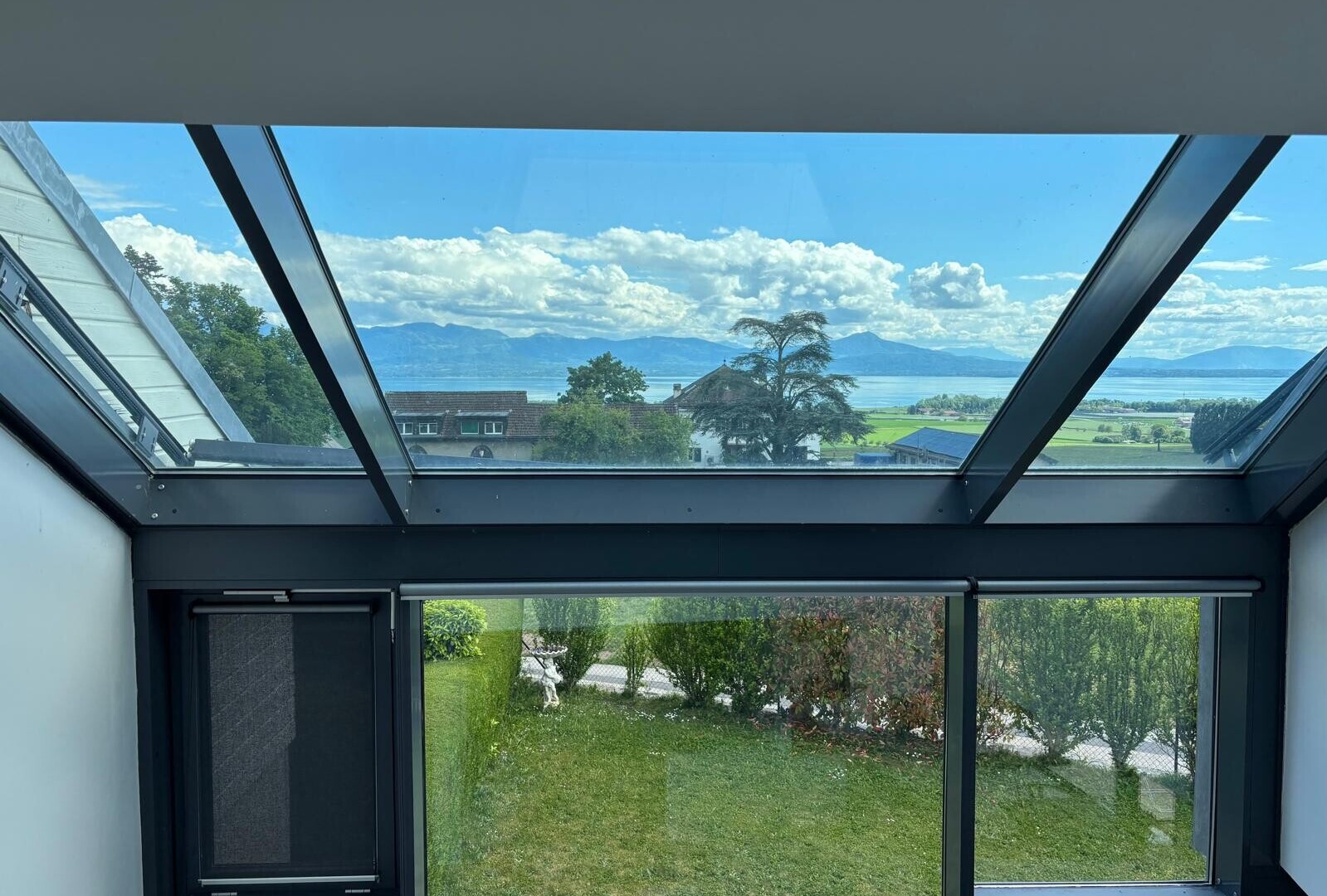 balkon mit mountain view, blick auf die berge, wintergarten, und day time