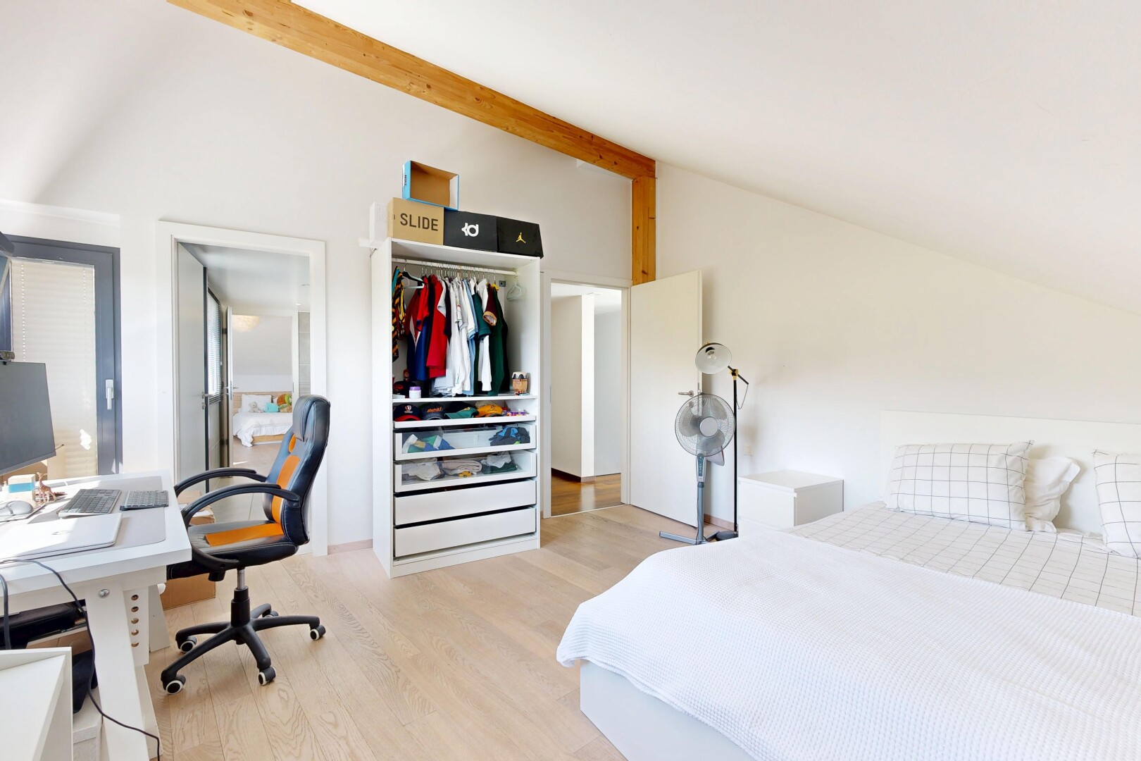 zimmer / schlafzimmer mit dachschräge, vaulted ceiling, bürobereich, holzfußboden, und wood finish floor