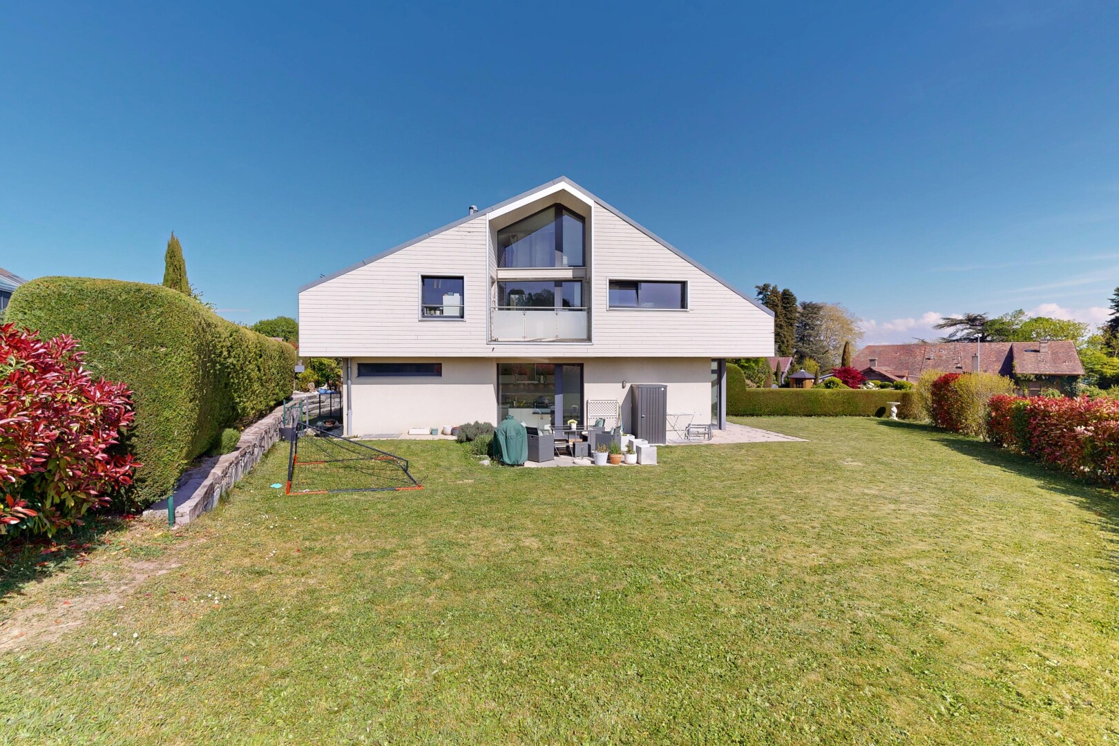 außenansicht mit balkon, rasen, day time, terrasse, und from property