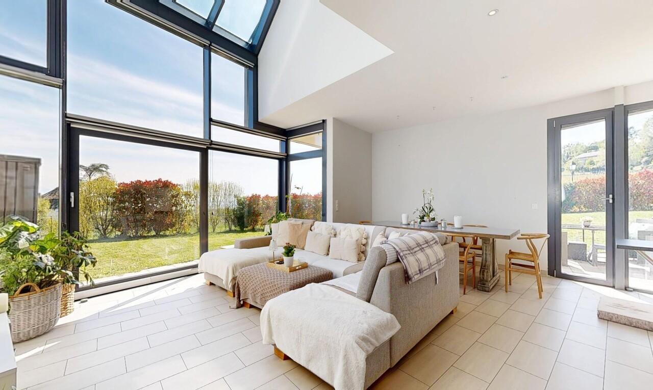 wohn- / esszimmer mit natural light, natürliches licht, inside property, drywall, und gipskartonwand