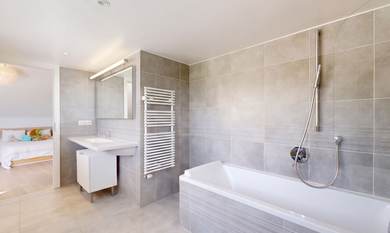 bad mit tile wall, fliesenwand, handtuchwärmer, komplettes badezimmer, und spiegel