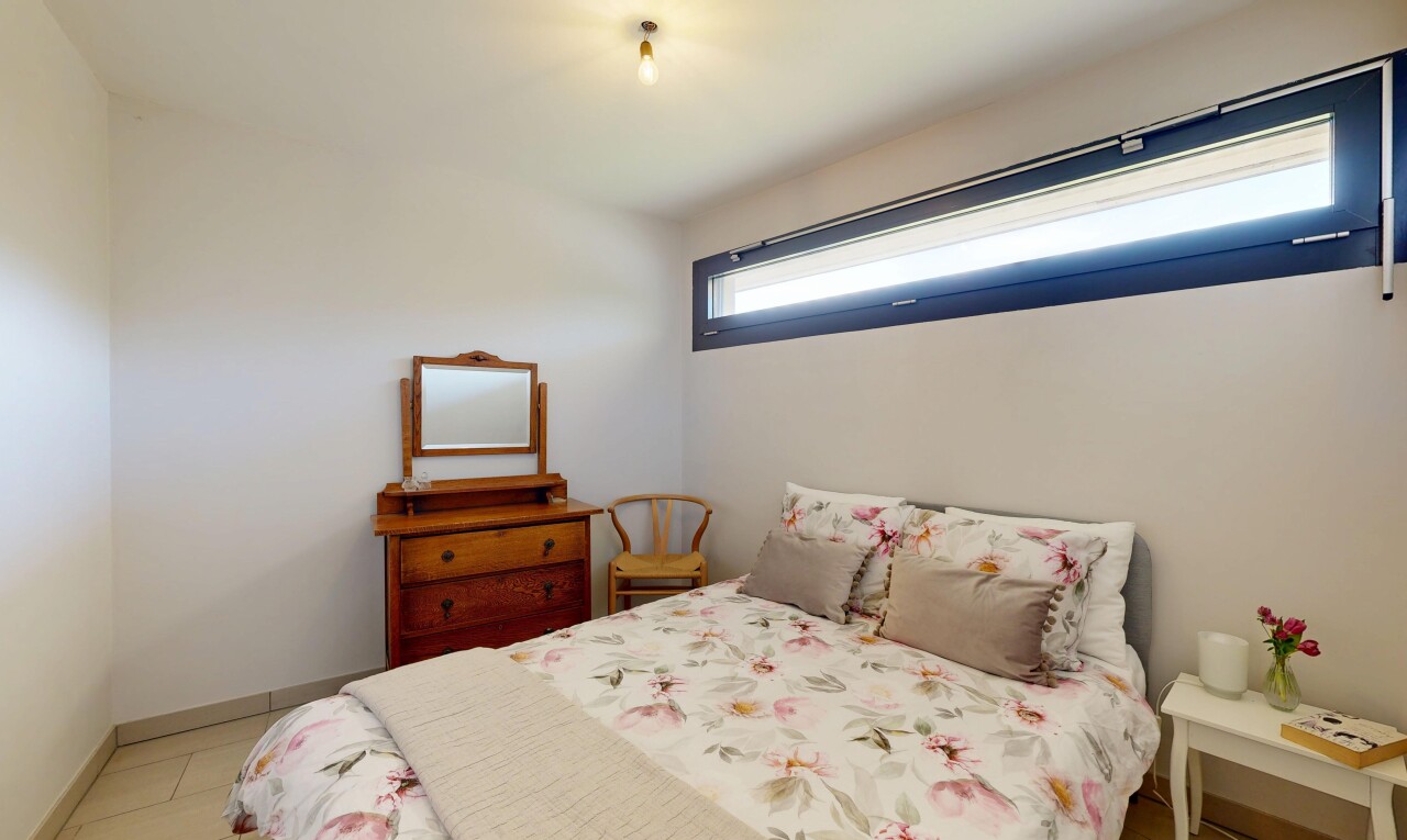zimmer / schlafzimmer mit inside property, gipskartonwand, drywall, natürliches licht, und natural light
