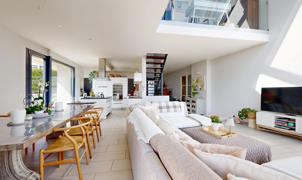 wohn- / esszimmer mit natürliches licht, natural light, inside property, light floor, und full kitchen