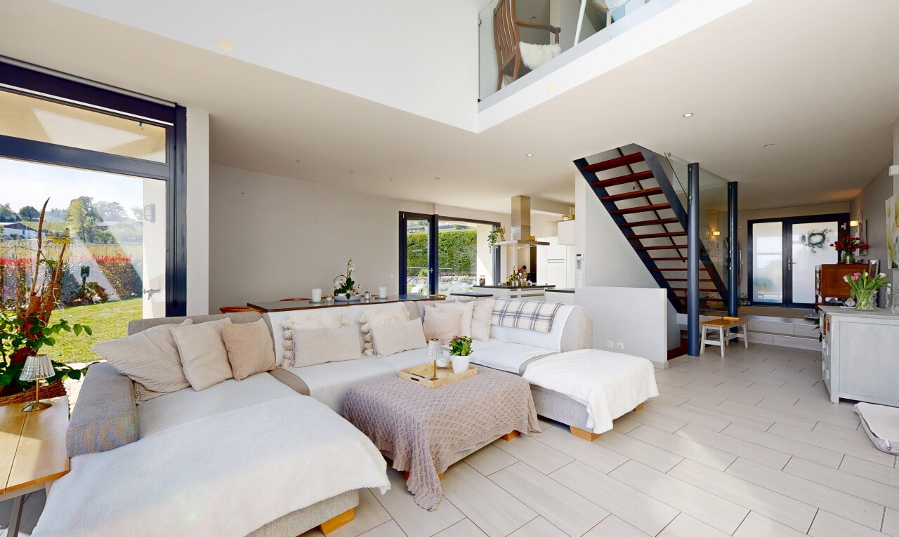 wohnzimmer mit treppen, drywall, gipskartonwand, inside property, und natural light