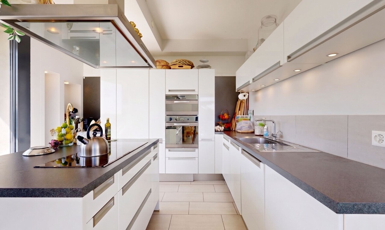 küche mit dark countertops, arbeitsplatten, white cabinets, weiße schränke, und dunstabzugshaube