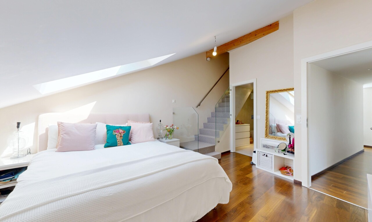 zimmer / schlafzimmer mit inside property, wood finish floor, holzfußboden, dachfenster, und drywall