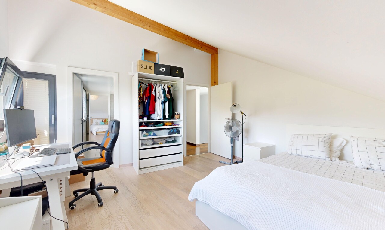 zimmer / schlafzimmer mit dachschräge, vaulted ceiling, bürobereich, holzfußboden, und wood finish floor