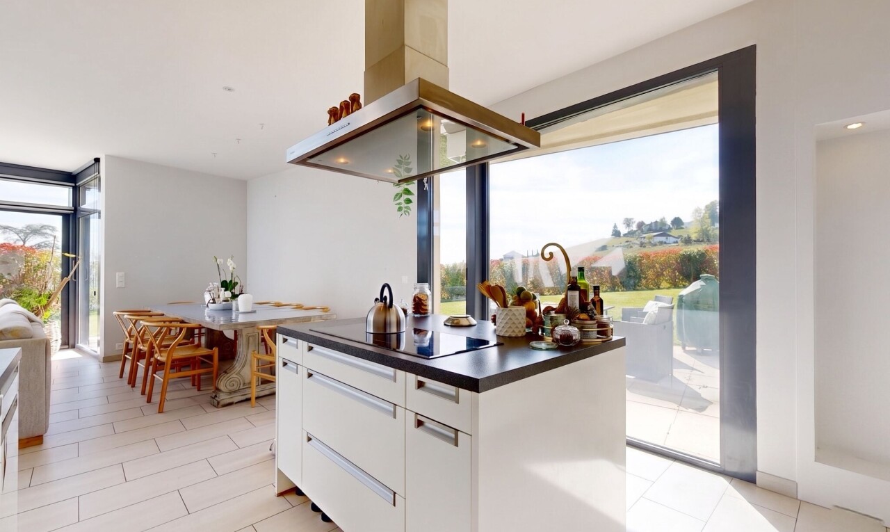 küche mit dunstabzugshaube, inside property, weiße schränke, white cabinets, und arbeitsplatten