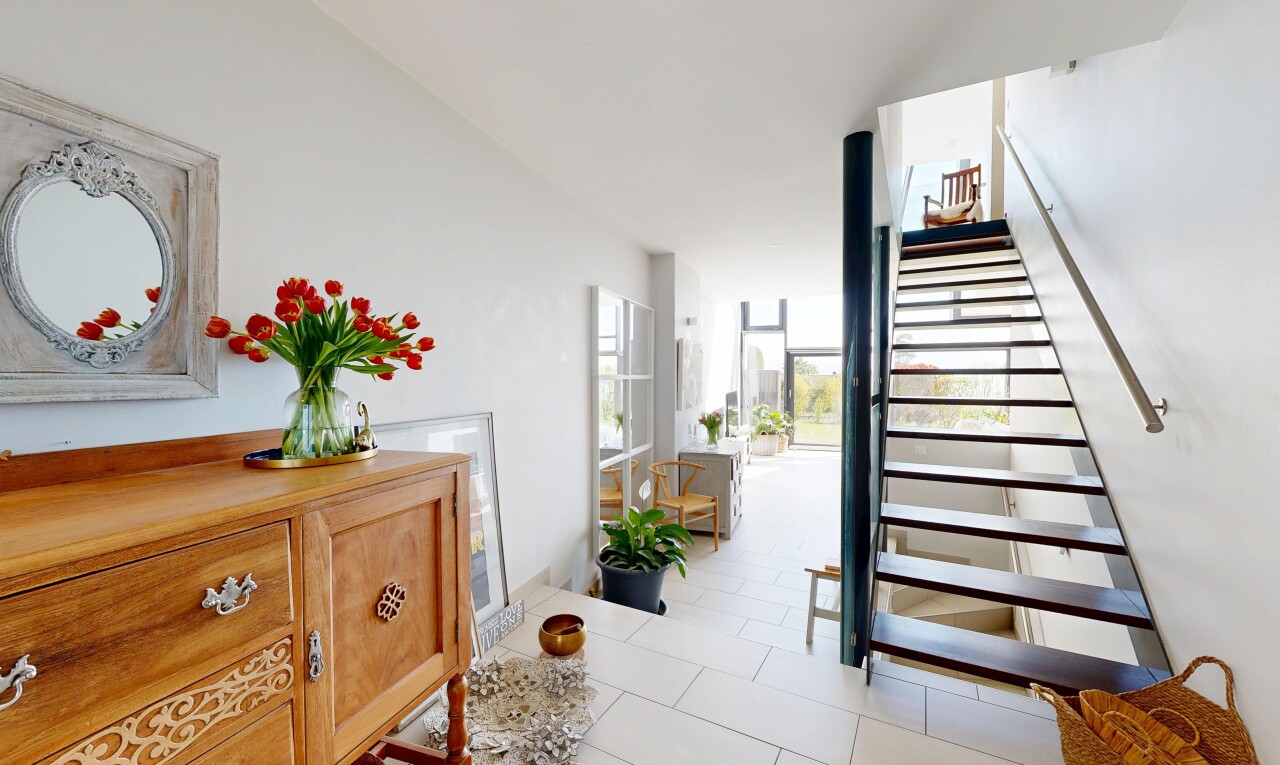 treppe mit natural light, natürliches licht, inside property, drywall, und gipskartonwand
