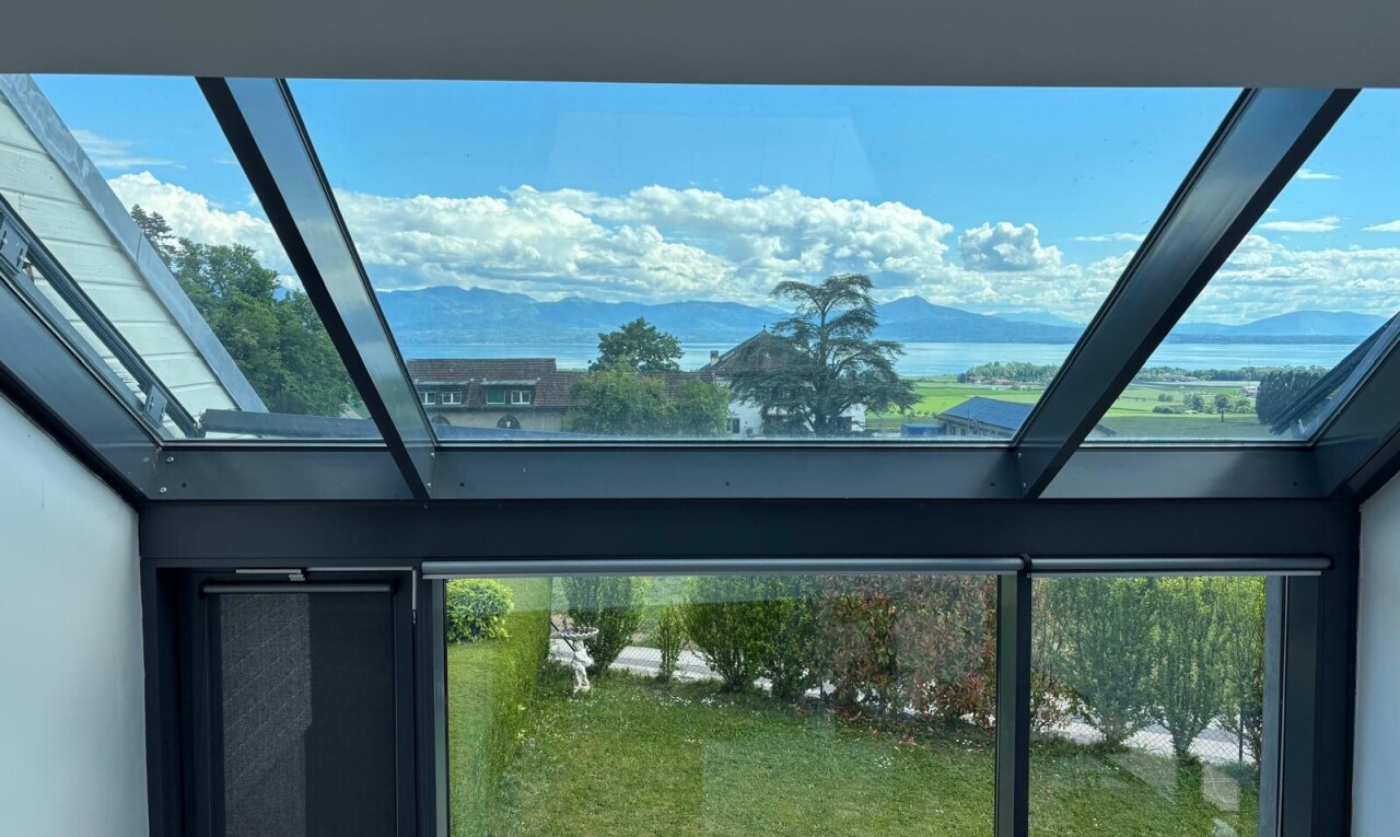 balkon mit mountain view, blick auf die berge, wintergarten, und day time