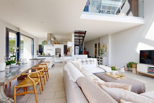 wohn- / esszimmer mit natürliches licht, natural light, inside property, light floor, und full kitchen