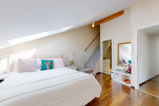 zimmer / schlafzimmer mit inside property, wood finish floor, holzfußboden, dachfenster, und drywall