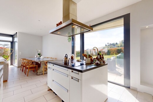 küche mit dunstabzugshaube, inside property, weiße schränke, white cabinets, und arbeitsplatten