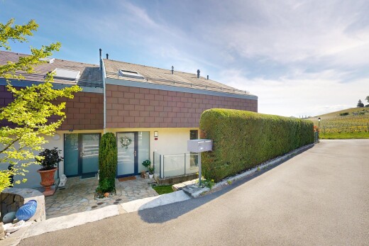 façade avec bardage en stuc, day time, property visible, et toit en bardeaux