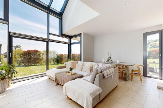 salon / salle à manger avec natural light, lumière naturelle, inside property, drywall, et cloison sèche