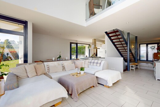 wohnzimmer mit treppen, drywall, gipskartonwand, inside property, und natural light