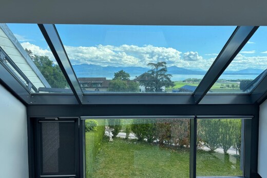 balcon avec mountain view, vue sur la montagne, véranda, et day time