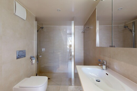 salle de bains avec mur en carrelage, tile wall, light floor, salle de bain complète, et douche