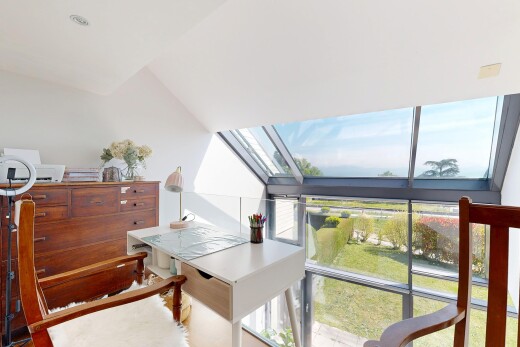 salle à manger avec natural light, lumière naturelle, day time, puits de lumière, et drywall