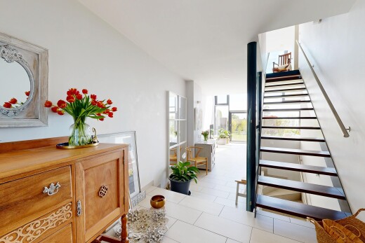 treppe mit natural light, natürliches licht, inside property, drywall, und gipskartonwand