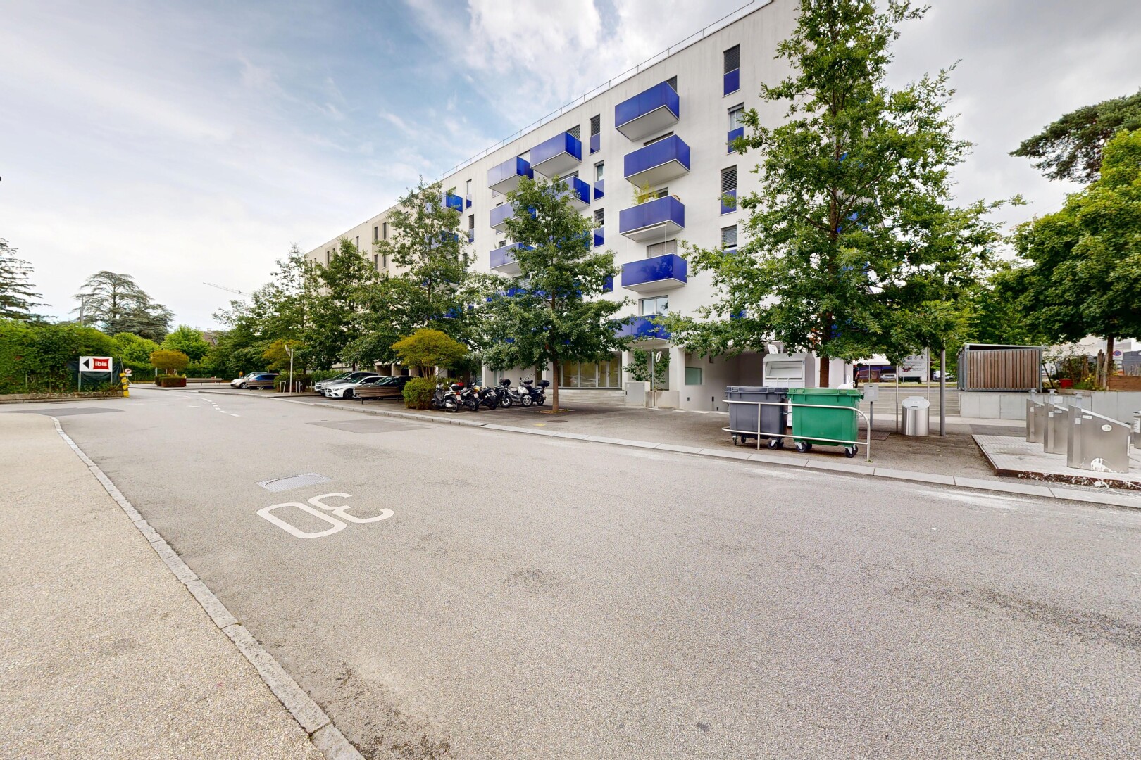extérieur du bâtiment avec vue sur le complexe d'appartements, apartment complex view, et day time