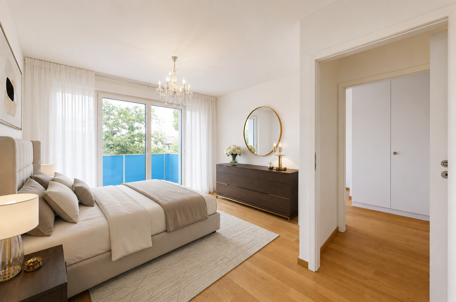 pièce vide avec cloison sèche, drywall, lustre remarquable, lumière naturelle, et natural light