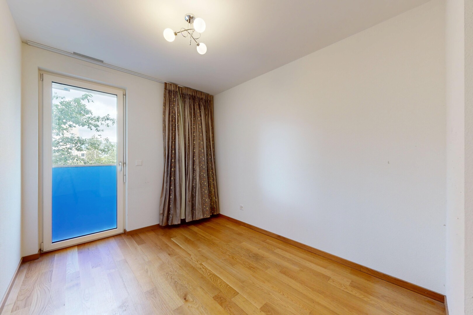 pièce vide avec sol en finition bois, wood finish floor, light floor, cloison sèche, et drywall