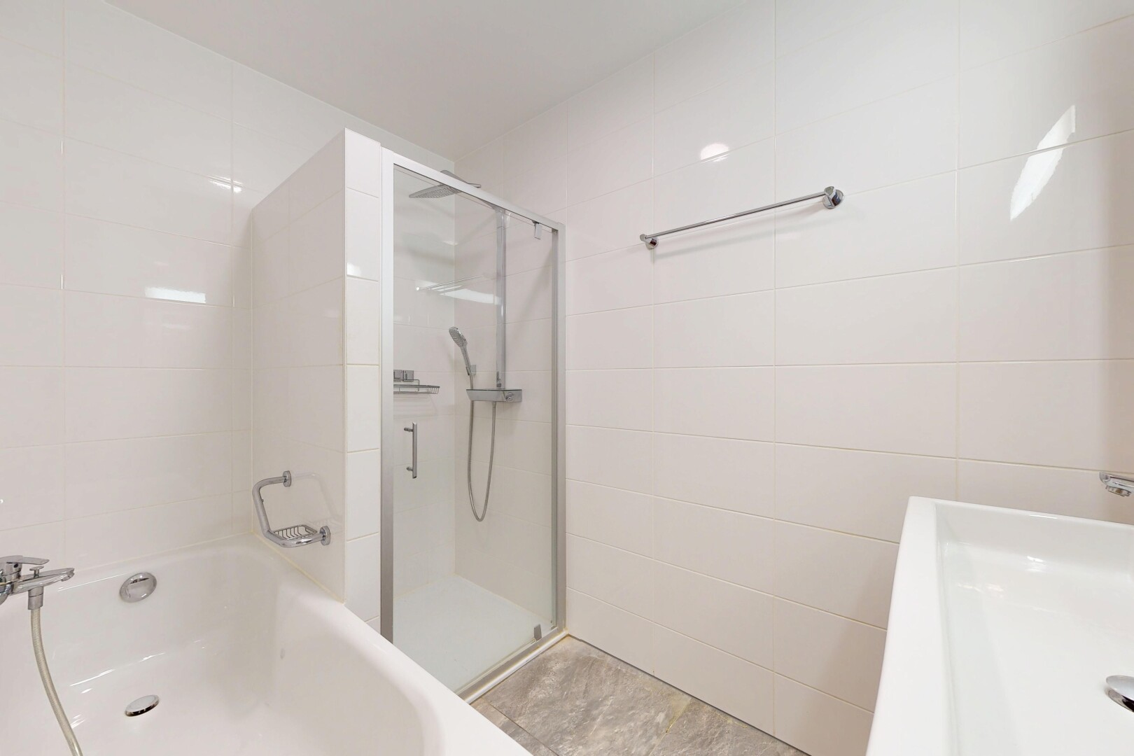 salle de bains avec bain, salle de bain complète, douche, inside property, et évier