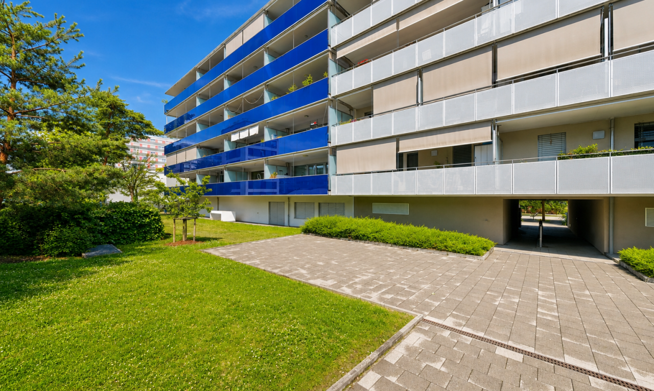 extérieur du bâtiment avec apartment complex view, vue sur le complexe d'appartements, from community, et day time
