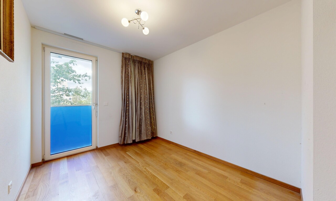 pièce vide avec sol en finition bois, wood finish floor, light floor, cloison sèche, et drywall