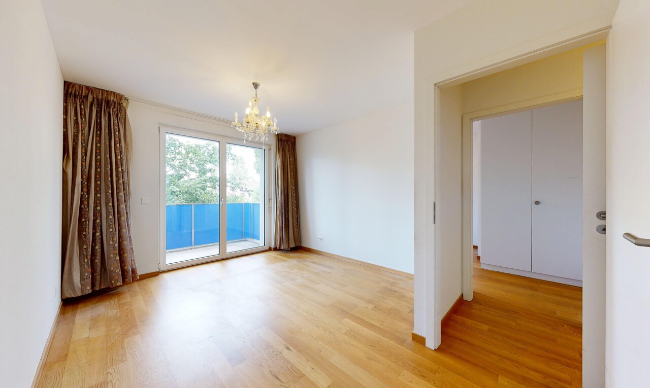 pièce vide avec cloison sèche, drywall, lustre remarquable, lumière naturelle, et natural light
